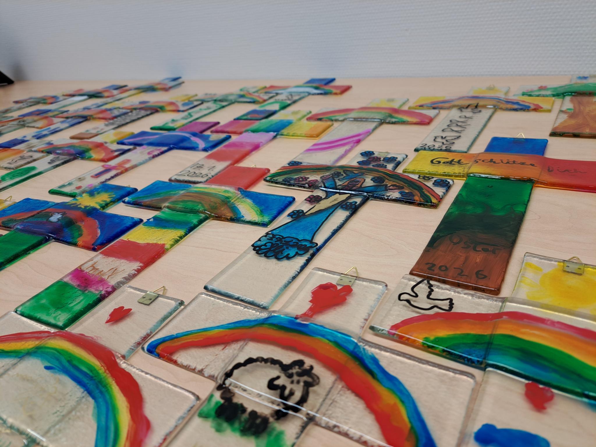 Glaskreuze, die im Werkkurs entstanden sind