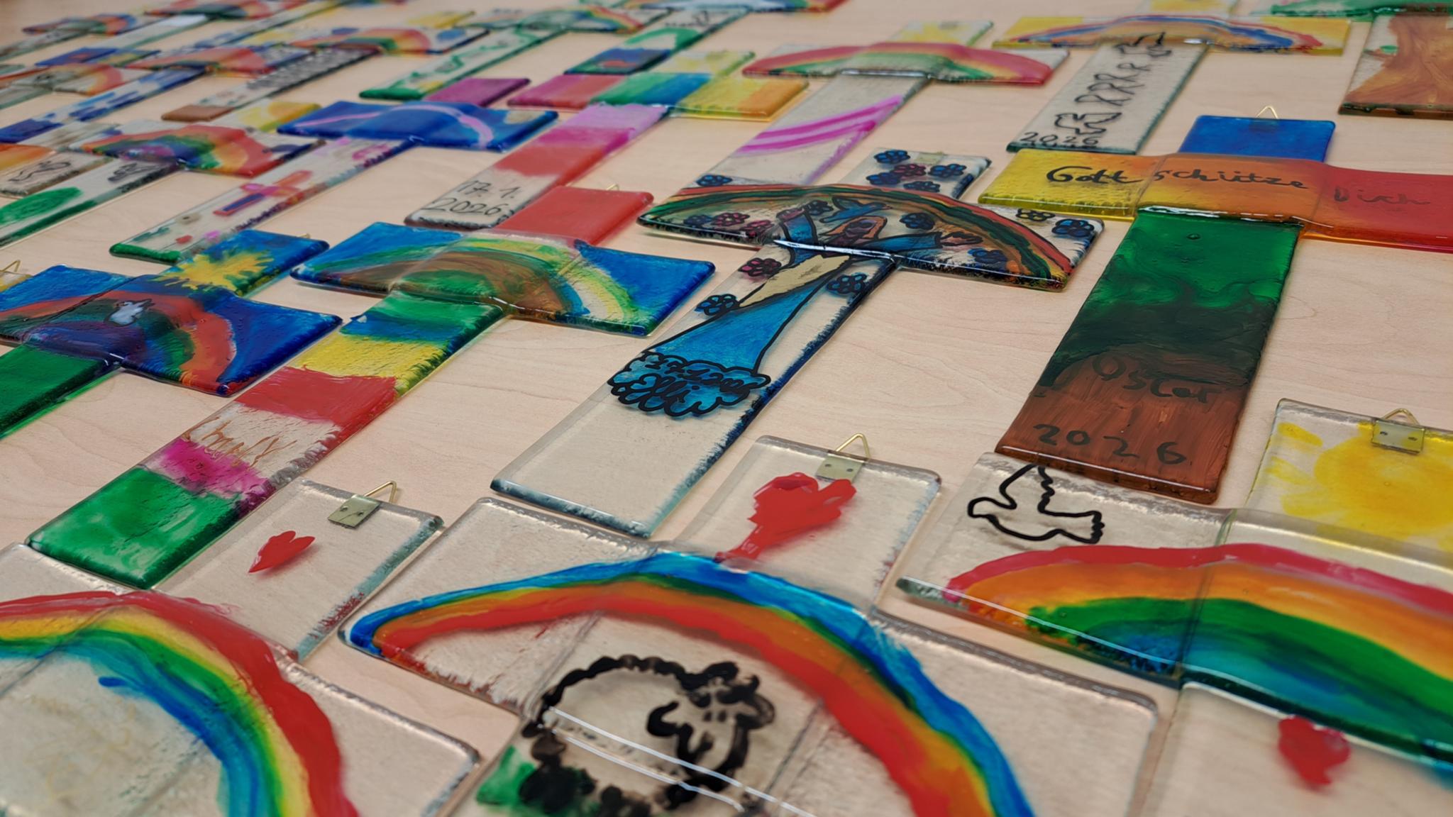 Glaskreuze, die im Werkkurs entstanden sind