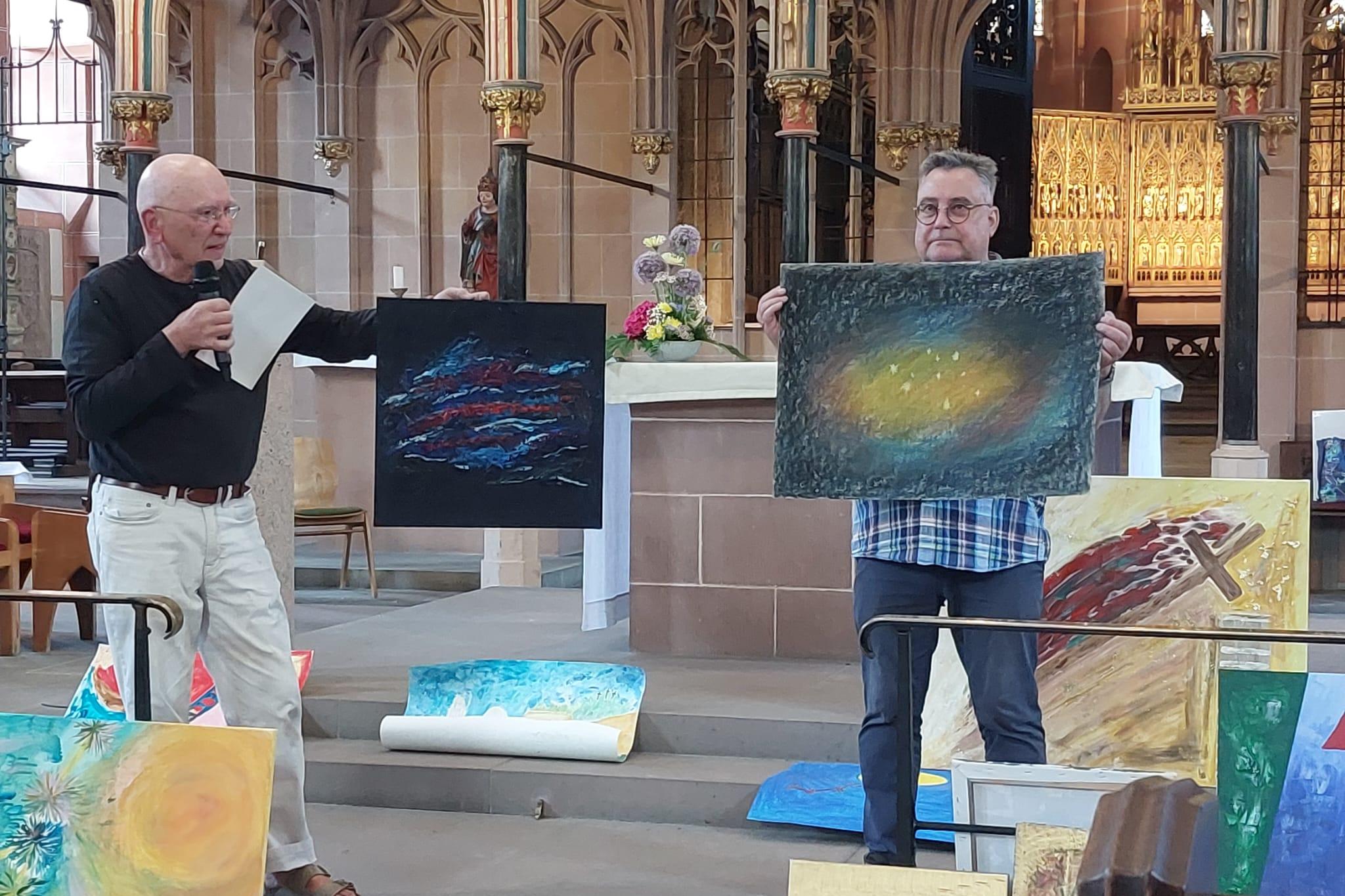 Der Künstler Jörg Frank und Dekan Joachim Fey leiten das Atelier in der Kirche.