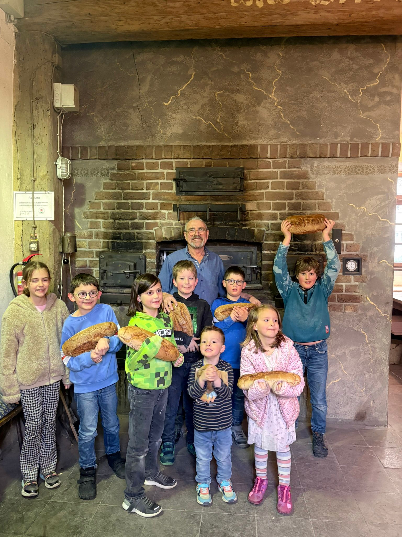 Die stolzen Kommunionkinder mit ihren Broten