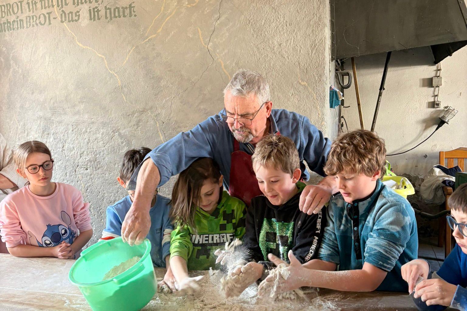 Gemeinsames Brotbacken im Backes Niederburg