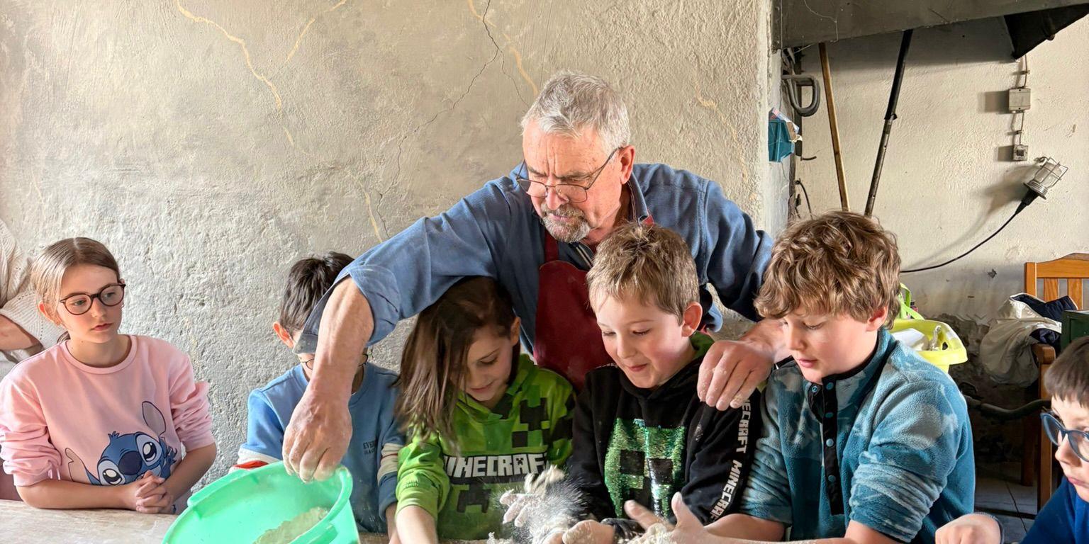 Gemeinsames Brotbacken im Backes Niederburg