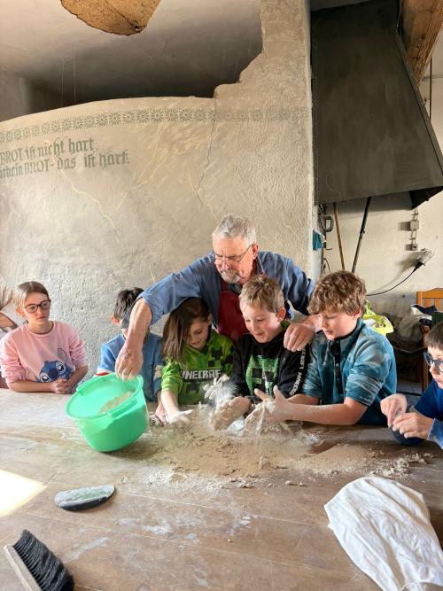 Gemeinsames Brotbacken im Backes Niederburg