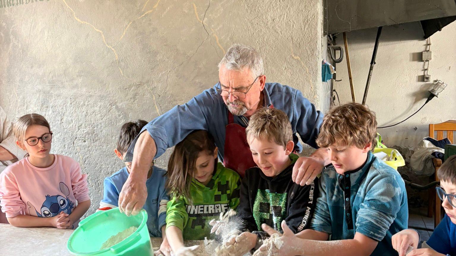 Gemeinsames Brotbacken im Backes Niederburg