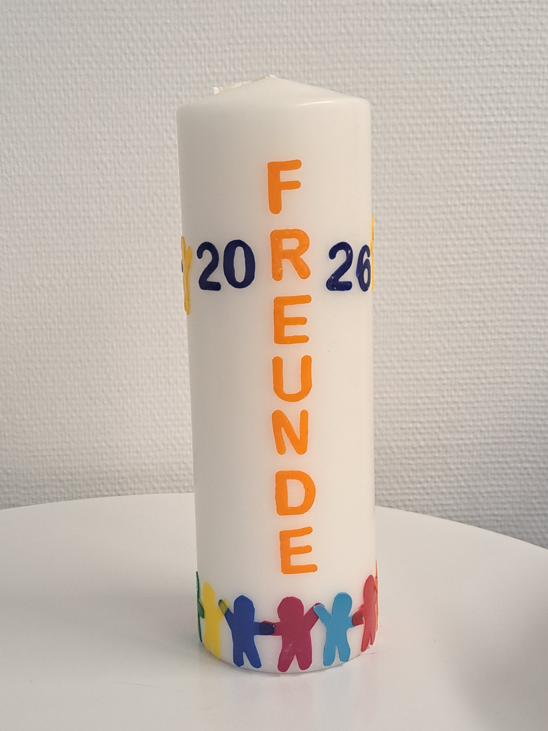 Die liebevoll gestaltete Gruppenkerze durch die Eltern der Kommunionkinder