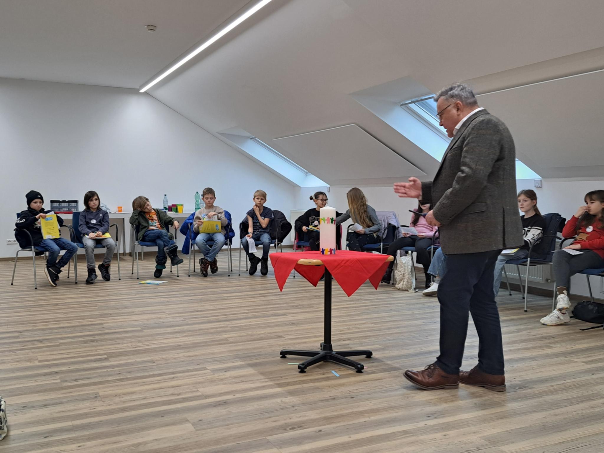 Dekan Joachim Fey segnet die Gruppenkerze