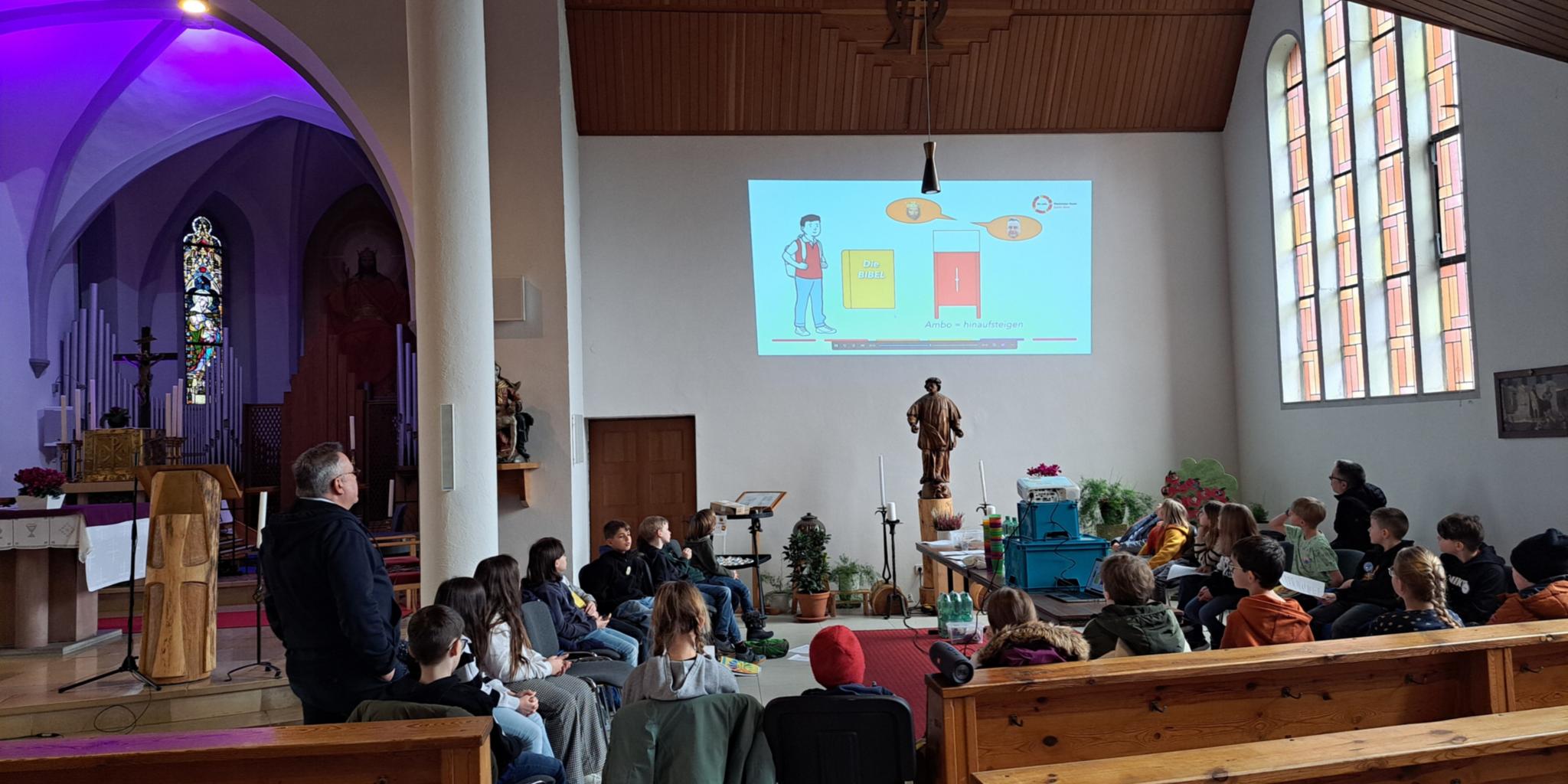 Die Kommunionkinder schauen das Erklärvideo 'Wir entdecken den Kirchenraum'