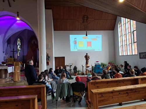 Die Kommunionkinder schauen das Erklärvideo 'Wir entdecken den Kirchenraum'