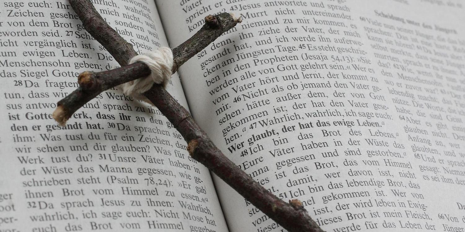 Bibel und Kreuz