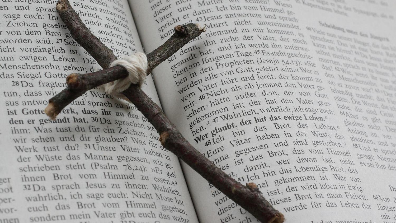 Bibel und Kreuz
