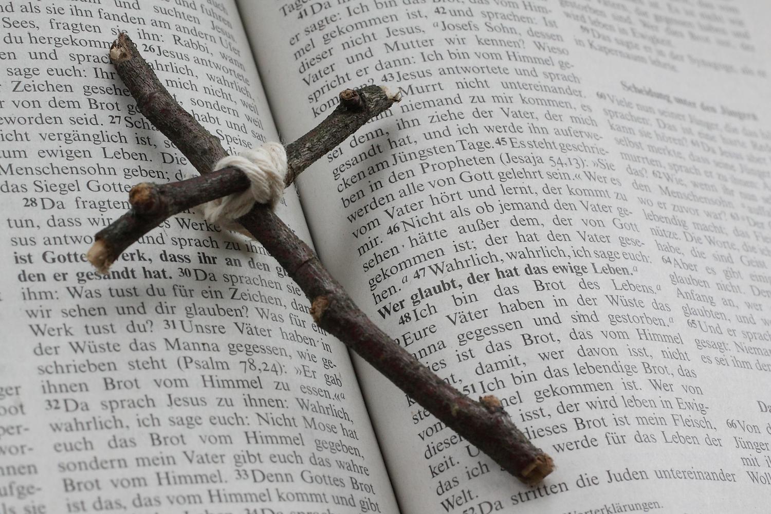 Bibel und Kreuz