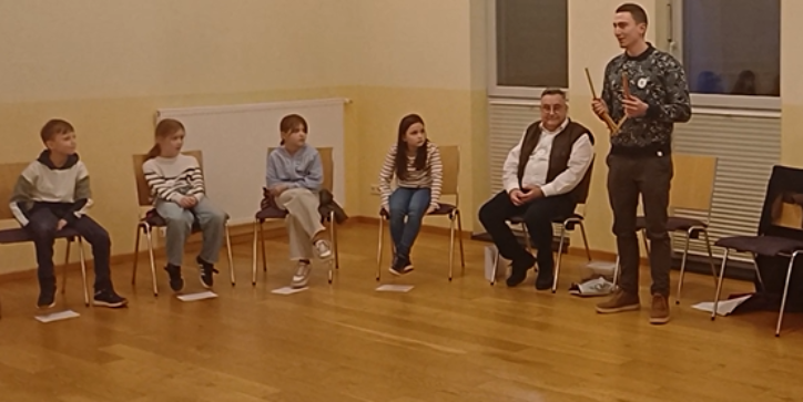 Die Heilung des Gelähmten - nacherzählt mit einem Zollstock (c) Jonas Reinhardt Die Heilung des Gelähmten - nacherzählt mit einem Zollstock