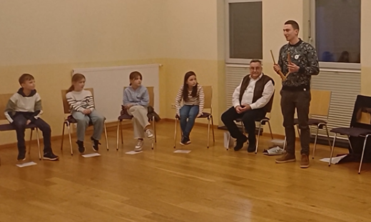 Die Heilung des Gelähmten - nacherzählt mit einem Zollstock