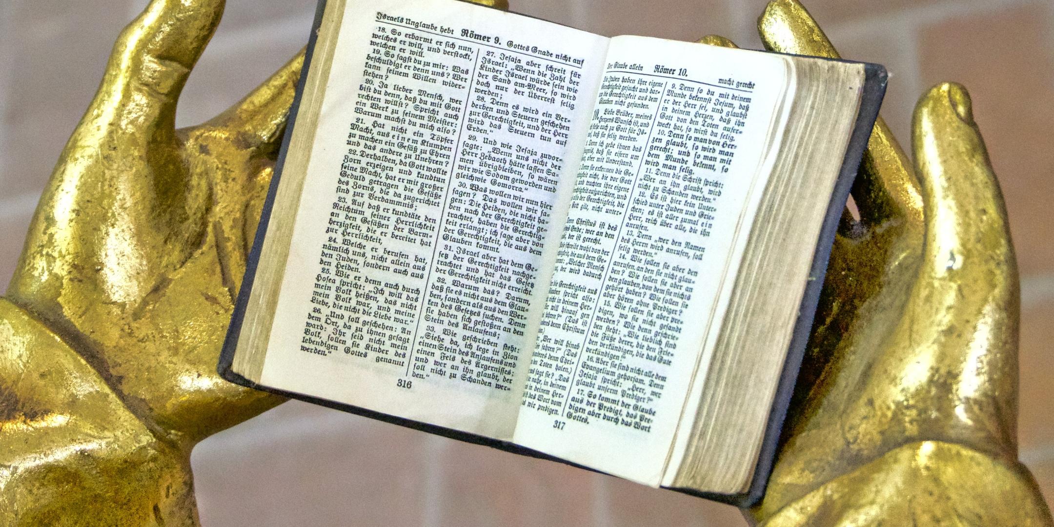 bibel_in_engelhanden_by_klaus_kegebein_pfarrbriefservice (1)