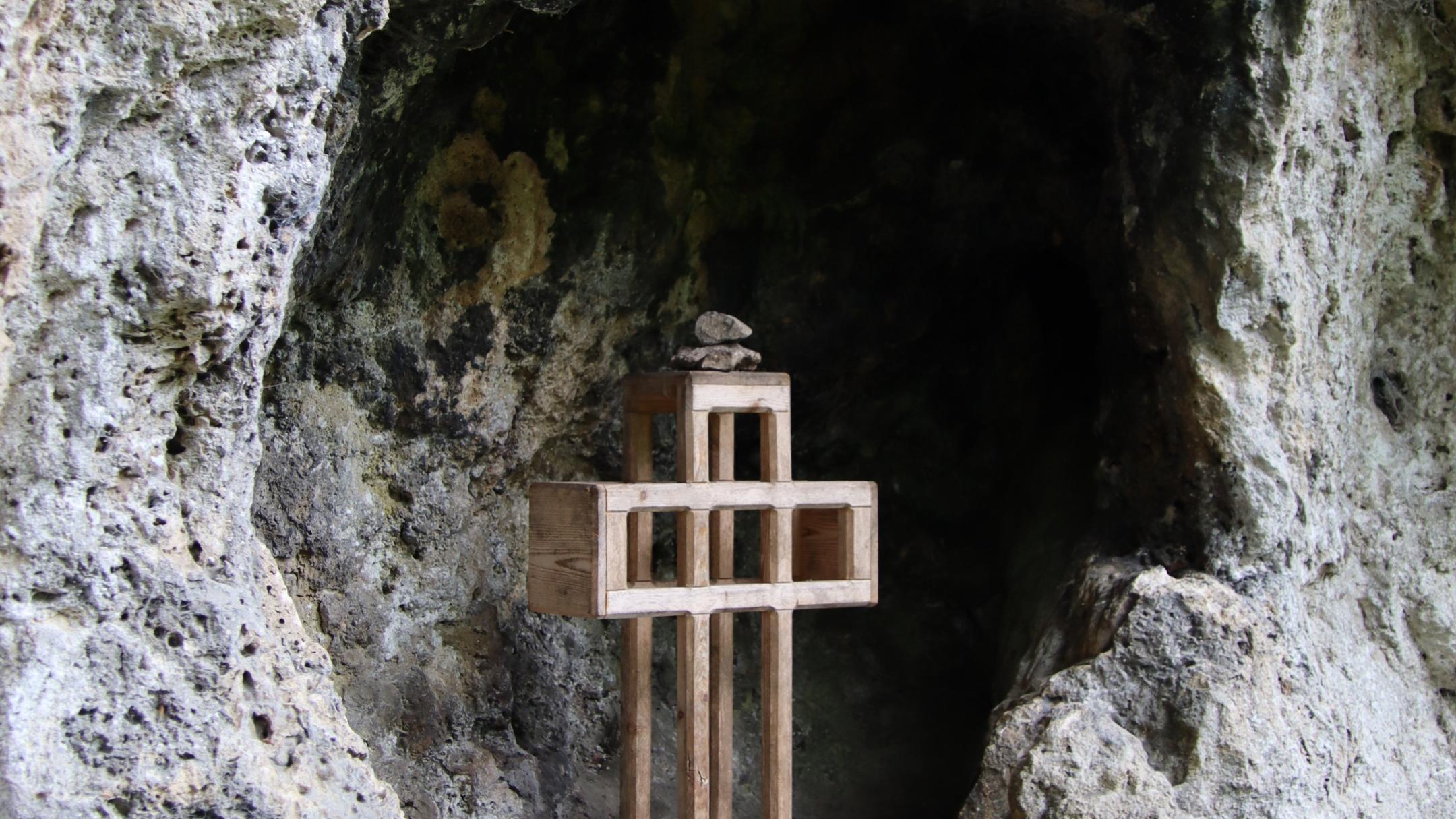 kreuz-in-felsnische_by_Andreas_Kochs_pfarrbriefservice